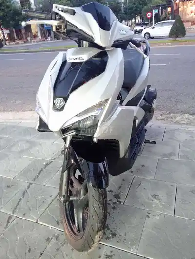 Скутер Honda Air Blade серебристого цвета