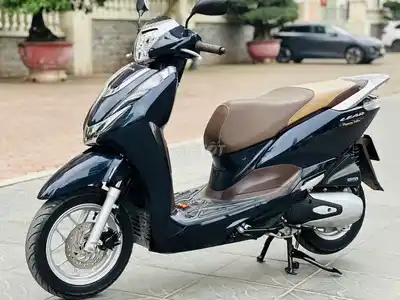 Владелец черной автомобильной фары Honda Lead Green