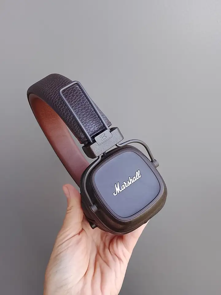 Гарнитура Logitech Zone Vibe 100, наушники Marshall Major IV, босоножки и сабо Massimo Dutti, краска для волос, растение