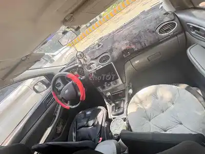 Хэтчбек Ford Focus песочно-золотистый