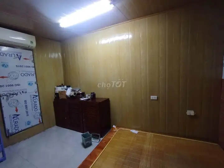 Дом 3 этажа, 2 спальни, 1 гостиная, общий санузел. Полностью меблирован