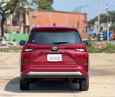 Toyota Veloz Top 2022 красный, 7 мест