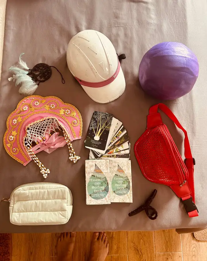 Йога коврик, ролл, шлепки KATE SPADE NY, очки CELINE, массажная губка, dream catcher, шлем, кокошник