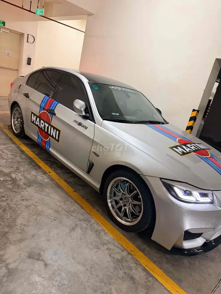 BMW 320i Серебристый 98.612 km
