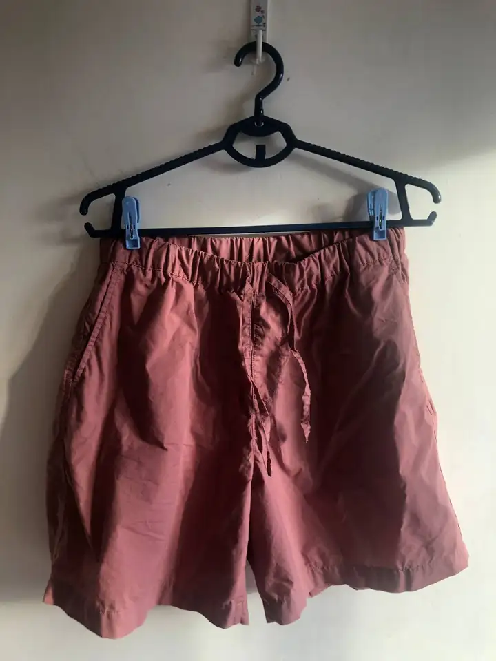 Платье Uniqlo, шорты Muji, топ Uniqlo