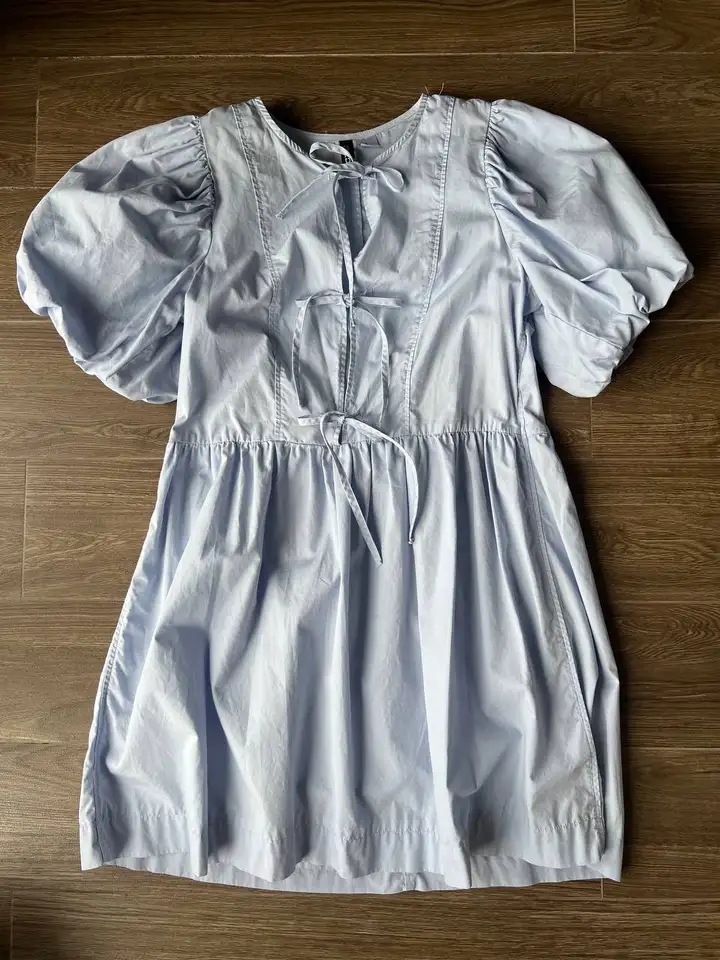 Рубашка US POLO ASSN, платье H&M, джинсы Levi's, купальники ROXI, роликовый массажер