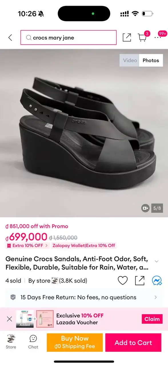 Босоножки Crocs, джинсовые шорты, панама