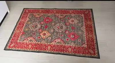 Компактный стол на колесиках, ковер, пазл, настольная лампа