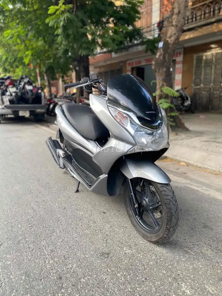 Honda PCX скутер серебристый