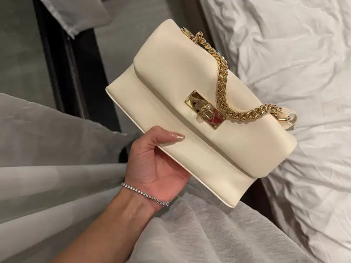 Маленькая сумочка Charles & Keith
