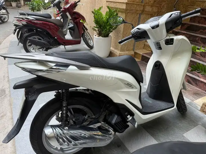 Honda SH 125i ABS 2021 Белый черный 18.500 км