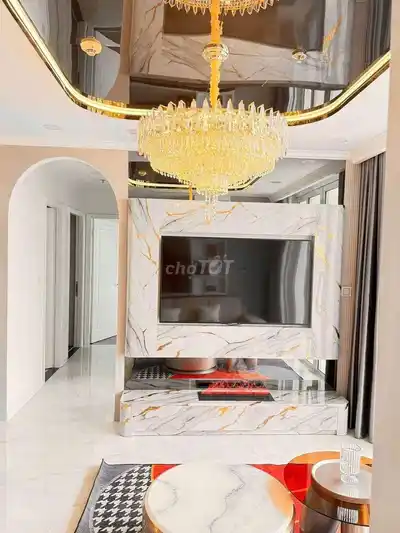 Владелец 3-комнатной квартиры Vinhomes Grand Park полностью обставлен роскошной мебелью.
