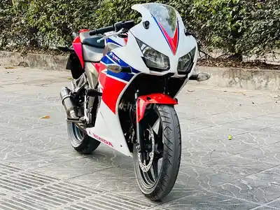 Honda CBR красно-бело-синий, мотоцикл в оригинале, от хозяина