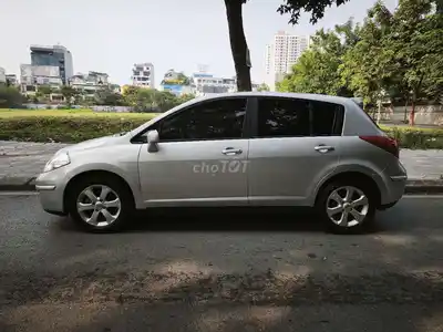 Nissan Tiida Hatchback 2010 Автомат Серебристый 88.799 км