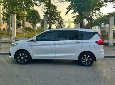 Suzuki Ertiga 2023 Hybrid Белый 7 мест