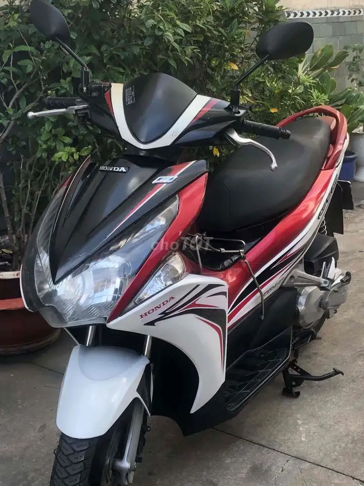 Honda Air Blade красно-бело-чёрный, госномер 22266