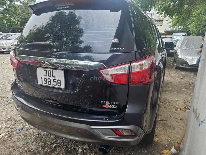 Isuzu Mu-X Limited, дизель, черный, 4WD, АКПП