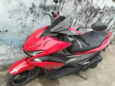 Yamaha NVX 155 Красно-черный Скутер