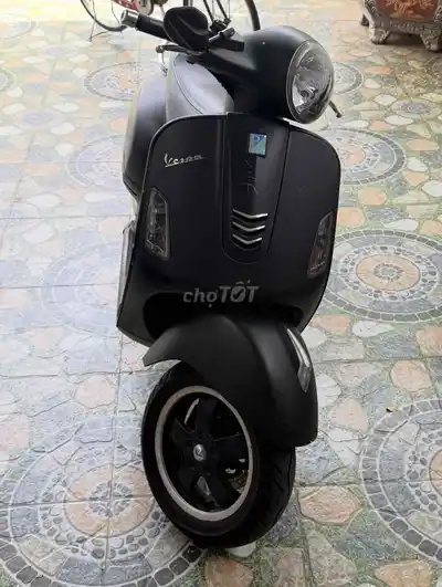 Черный скутер Piaggio Vespa GTS