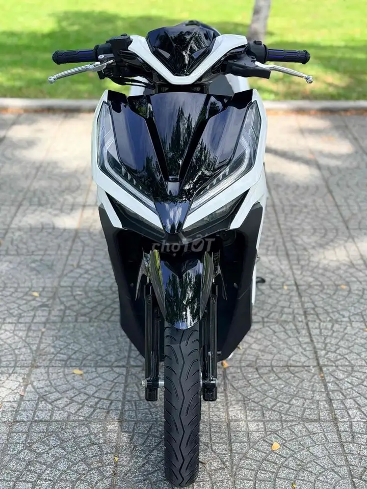 Honda Vario 150 2021 бело-черный, новые хромированные диски