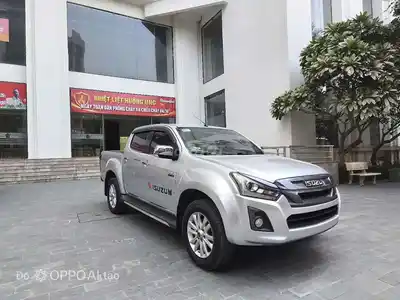 Isuzu Dmax 2018 автомат серебристый