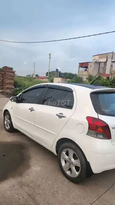 Toyota Yaris, 5 мест, белый
