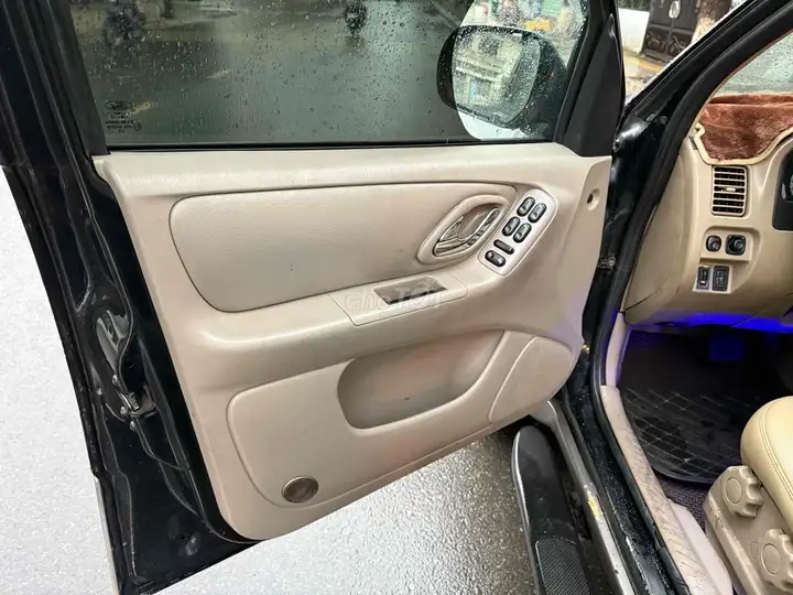 Ford Escape 2005 черный бензин 5 мест