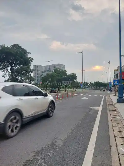 Дом с фасадом на улице Во Ван Киет, округ 5. Есть просторный сад.
