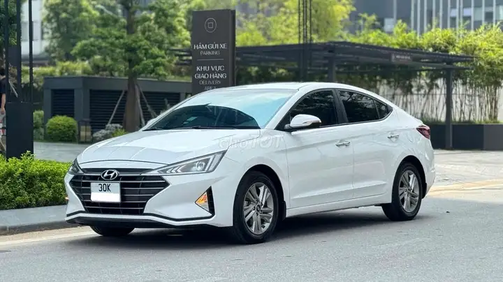 Hyundai Elantra GLS 1.6AT 2020 белый, почти новый, красивый
