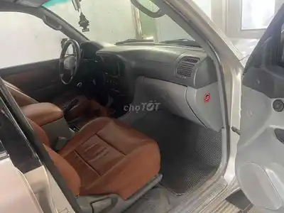 8-местная бензиновая японская колода Toyota Land Cruiser.