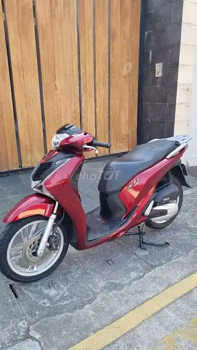 Красный подержанный скутер Honda SH 2017