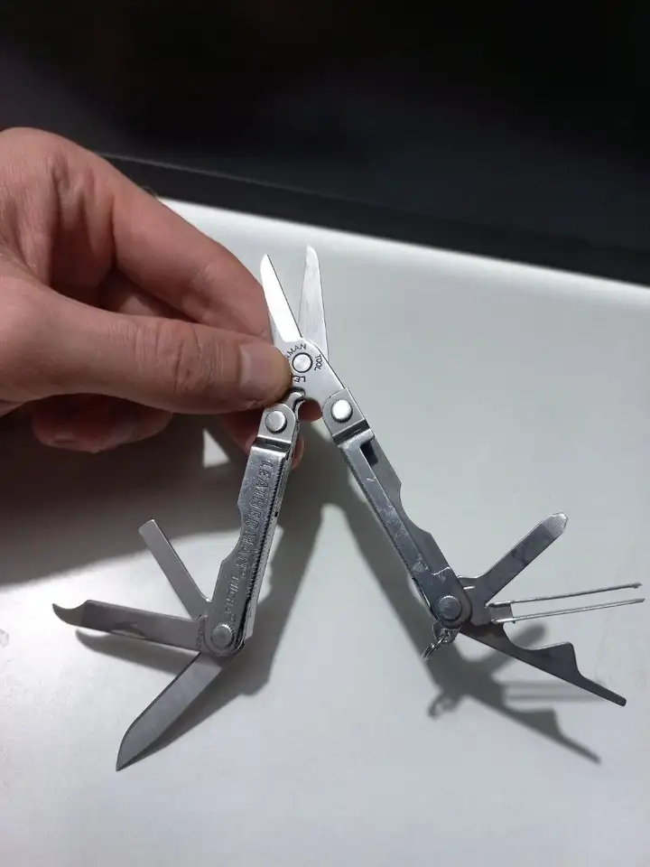 Сэмплер Teenage Engineering PO-33 K.O! и мультитул Leatherman Micra