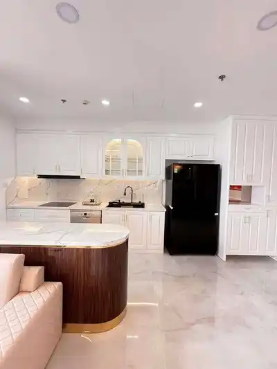 Владелец 3-комнатной квартиры Vinhomes Grand Park полностью обставлен роскошной мебелью.