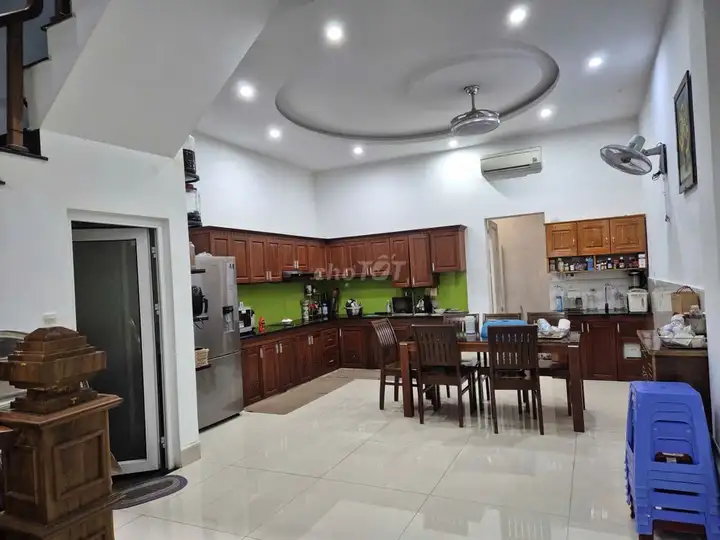 Дом 3 этажа, 100 м², парковка, ул. 7,5 м, Ныт Чы Май
