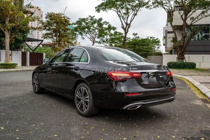 Mercedes-Benz E180 2024 черный, 3.xxx км