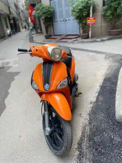 Оранжевый скутер Piaggio Liberty Fi