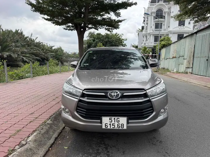 Toyota Innova E 2018, цвет золото металлик