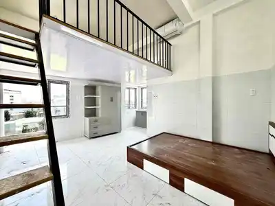 Открытие Duplex с балконом, окнами, просторный Вьон Лай