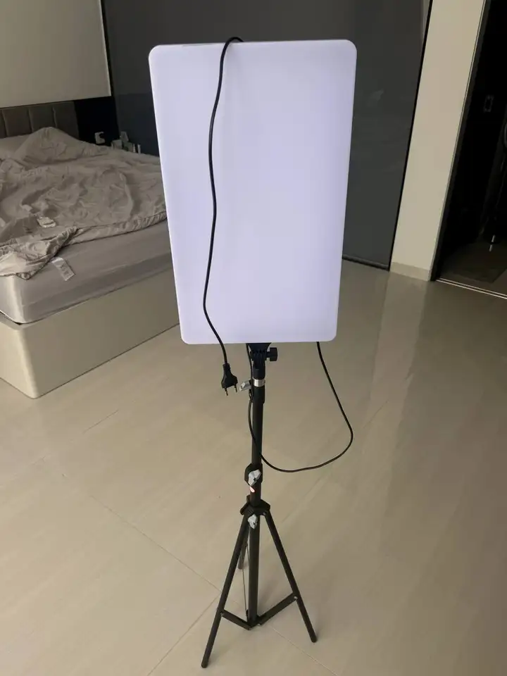 LED-световая панель на штативе