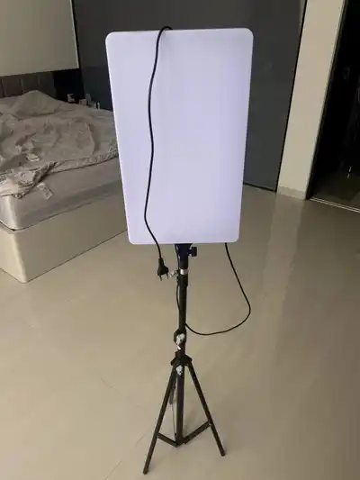 LED-световая панель на штативе