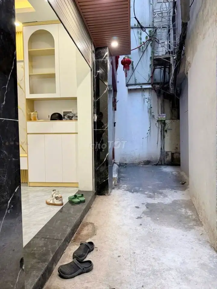 Дом в Донг Да, переулок неглубокий, с полной мебелью, более 8 млрд