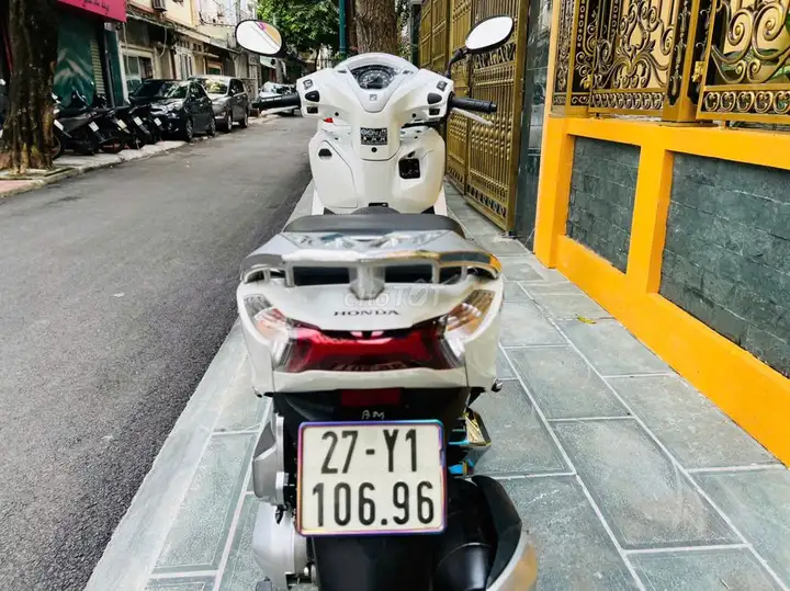 Honda Lead белый 2024 двигатель 125cc состояние нового один хозяин