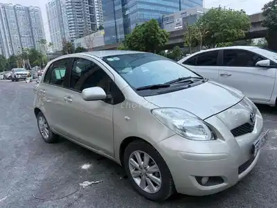 Toyota Yaris 2009, 100 тыс. км, серебристый