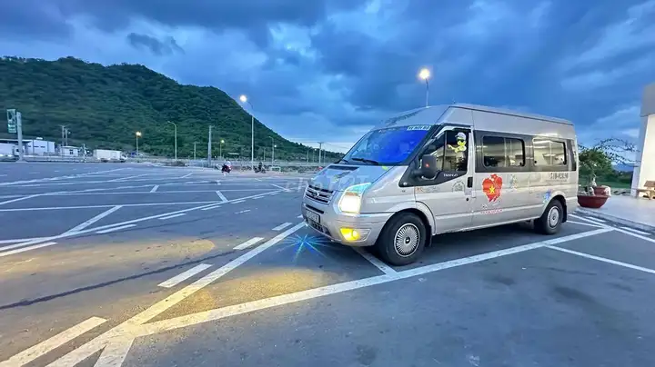 Ford Transit 2015, 6 мест, серебристый