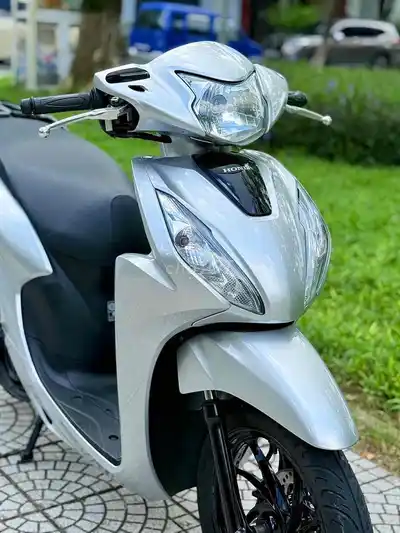Honda Vision 2021 серебристого цвета