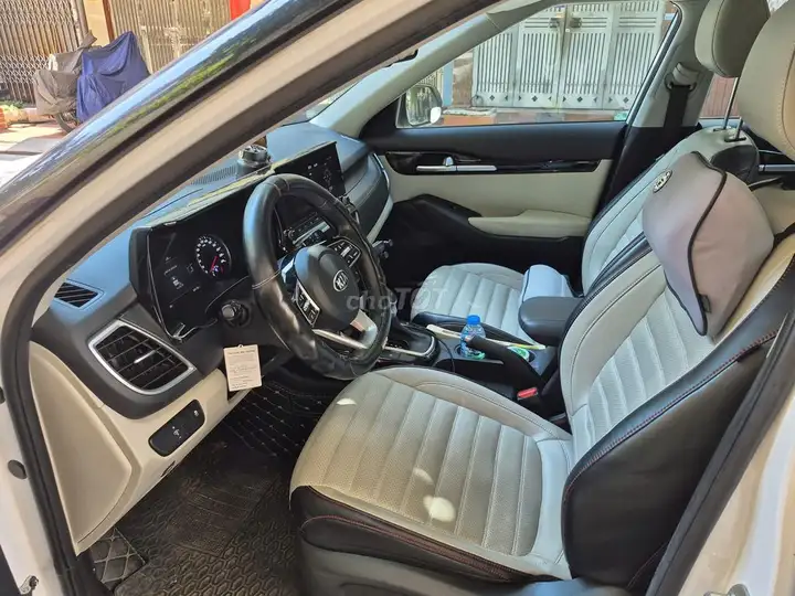 Kia Seltos 1.4 Premium 2020 белый с черной крышей