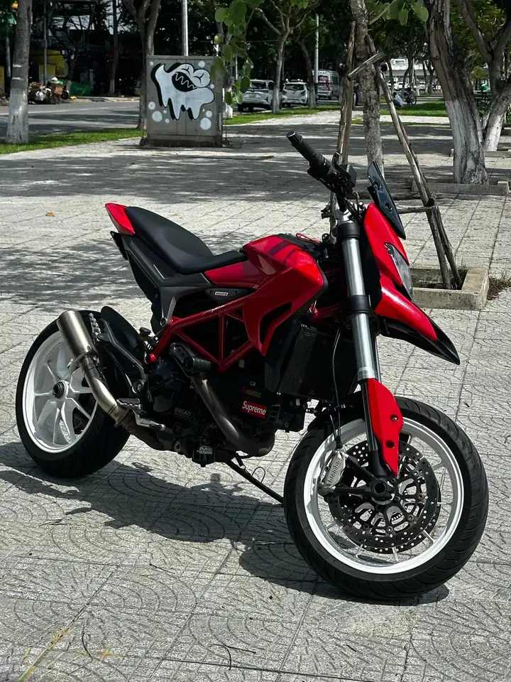 Ducati Hypermotard 821