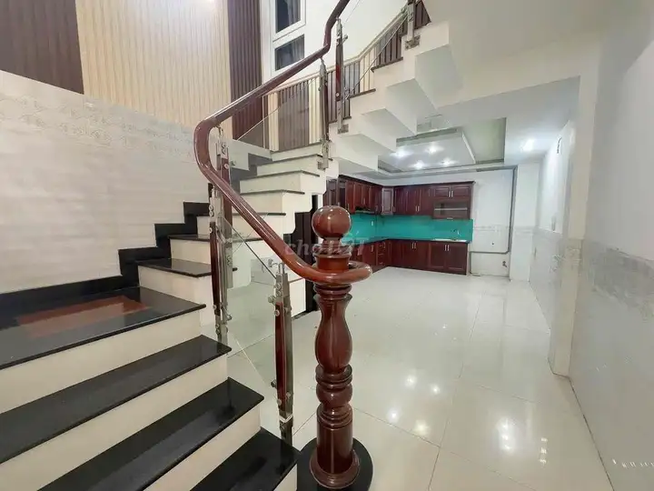 Дом на улице Дан Чу, VIP-район, 4x16м, 2 этажа + терр., 4 сп., 5 санузлов