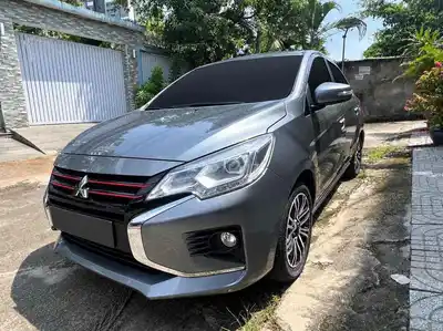 Mitsubishi Attrage 2023 CVT 130 тыс. км серебристо-серый