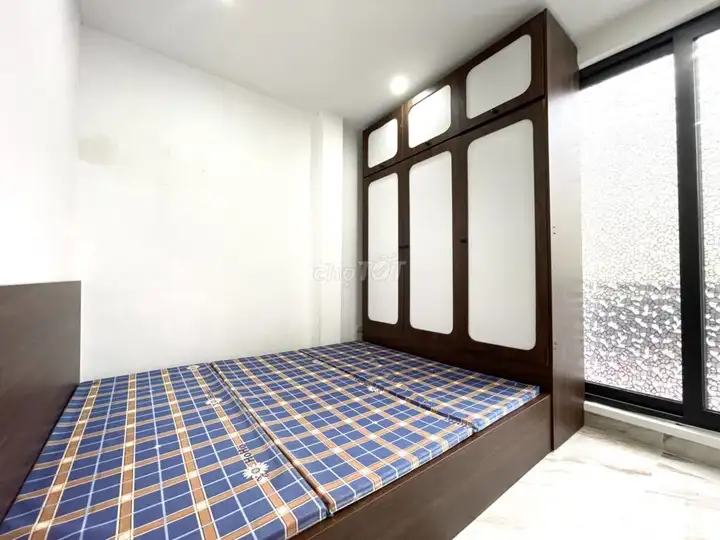 Закрытая комната с лифтом, полная меблировка, рядом с Открытым ун-том